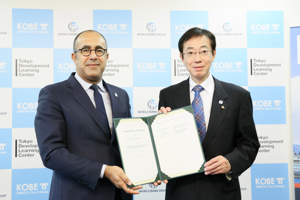 Sameh Wahba (left) with the Mayor Kizō Hisamoto of Kobe, Japan 