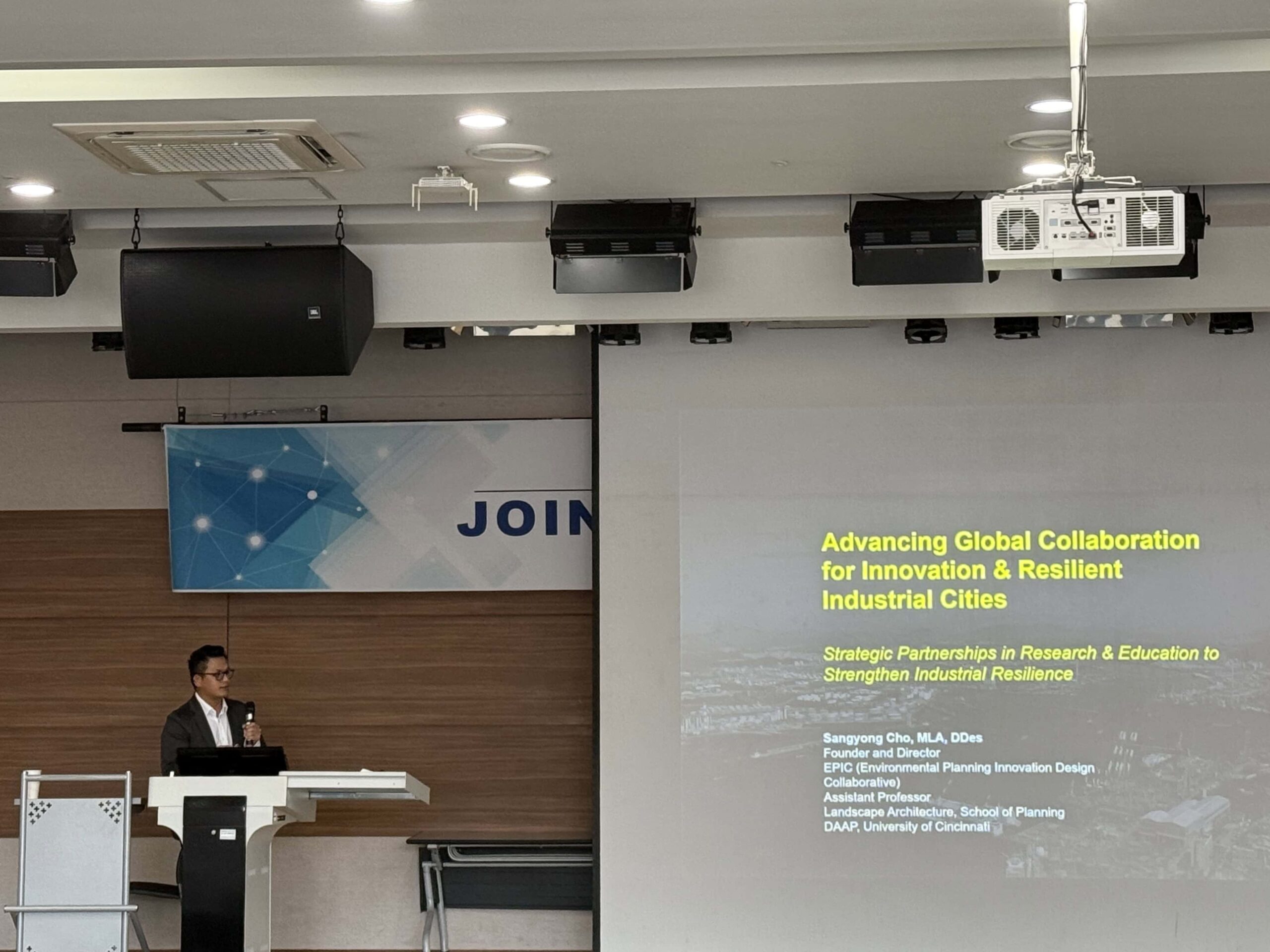 Sangyong Cho speaks at the University of Ulsan